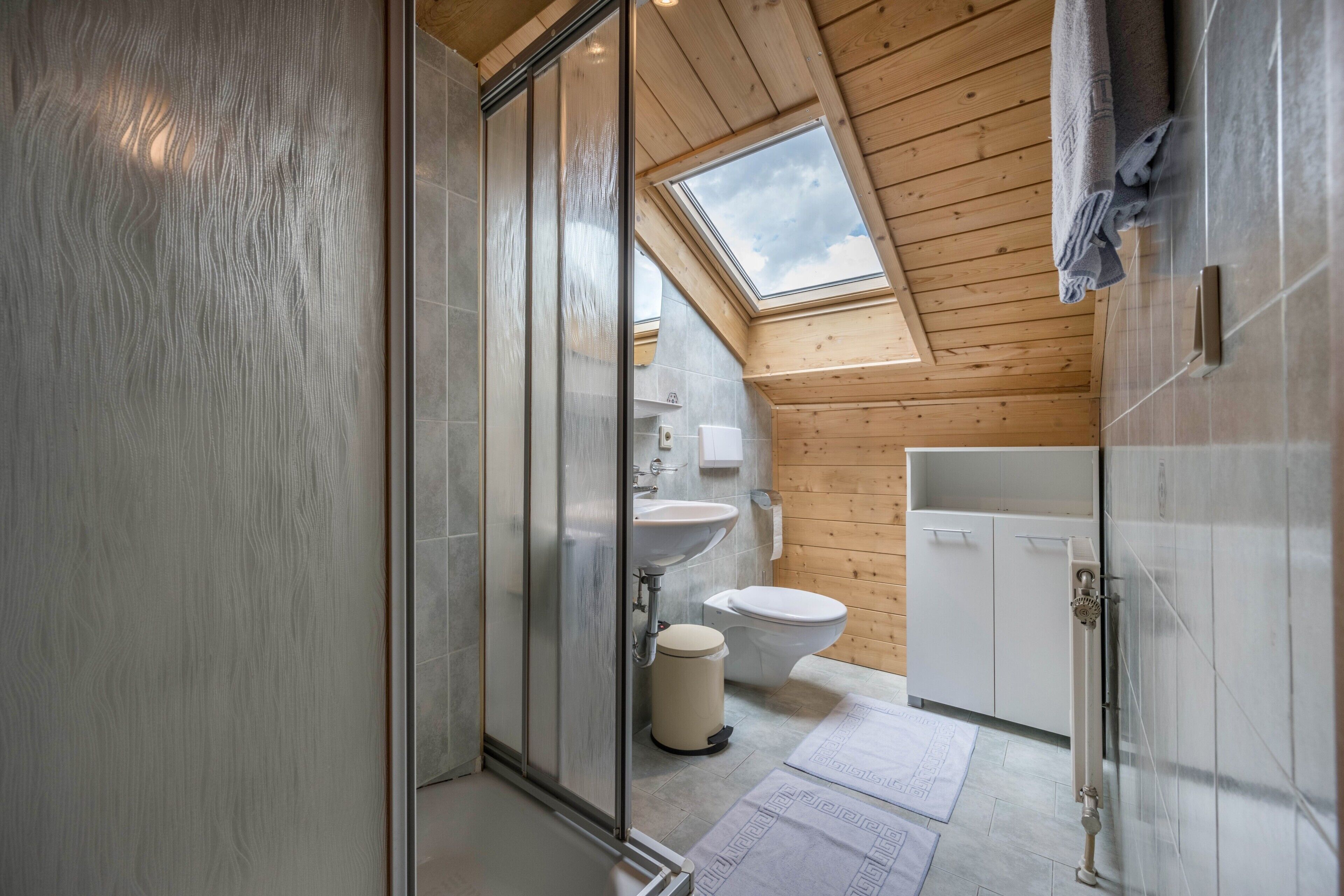 Baignoire, articles de toilette gratuits, sèche-cheveux