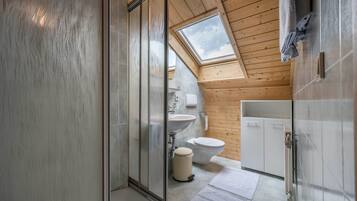 Badewanne, kostenlose Toilettenartikel, Haartrockner, Handtücher