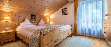 2 makuuhuonetta, työpöytä, silitysrauta/-lauta, ilmainen Wi-Fi