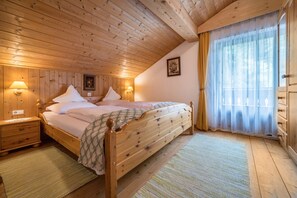 2 slaapkamers, een bureau, een strijkplank/strijkijzer, gratis wifi