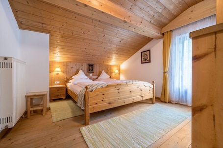 2 bedrooms, desk, iron/ironing board, free WiFi. Holiday Apartment "Waldesruh" with Mountain View, Balcony & Wi-Fi