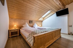 2 slaapkamers, een bureau, een strijkplank/strijkijzer, gratis wifi