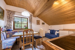 Interior - Holiday Apartment "Waldesruh" with Mountain View, Balcony & Wi-Fi (Mühlbach)
