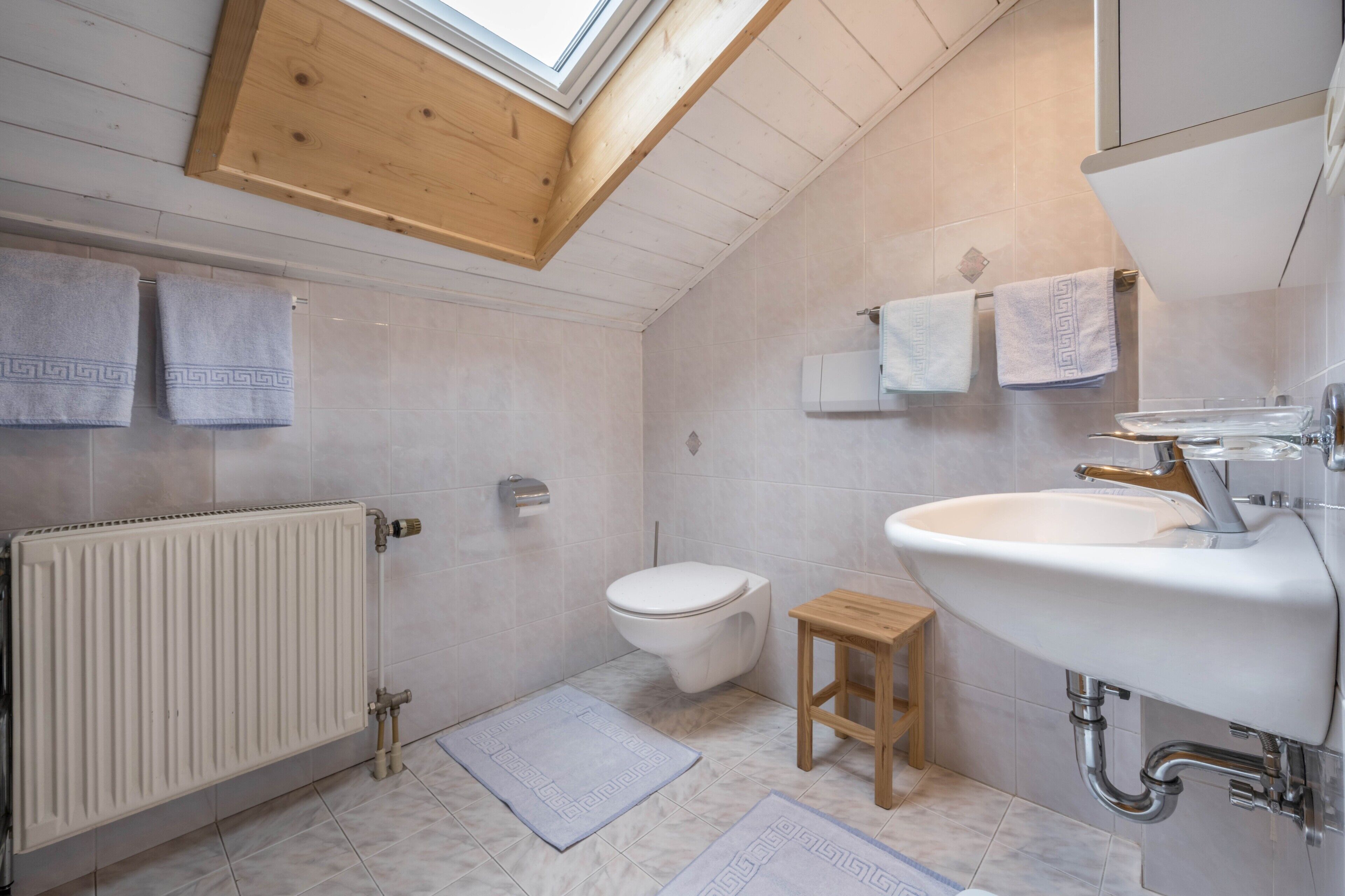 Baignoire, sèche-cheveux, serviettes fournies