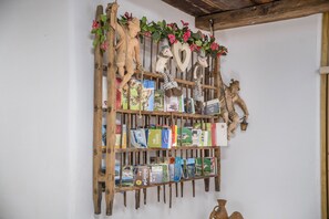 Une bibliothèque en bois, avec des livres et des objets décoratifs.
