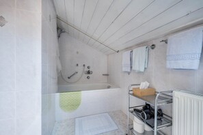 Badewanne, Haartrockner, Handtücher
