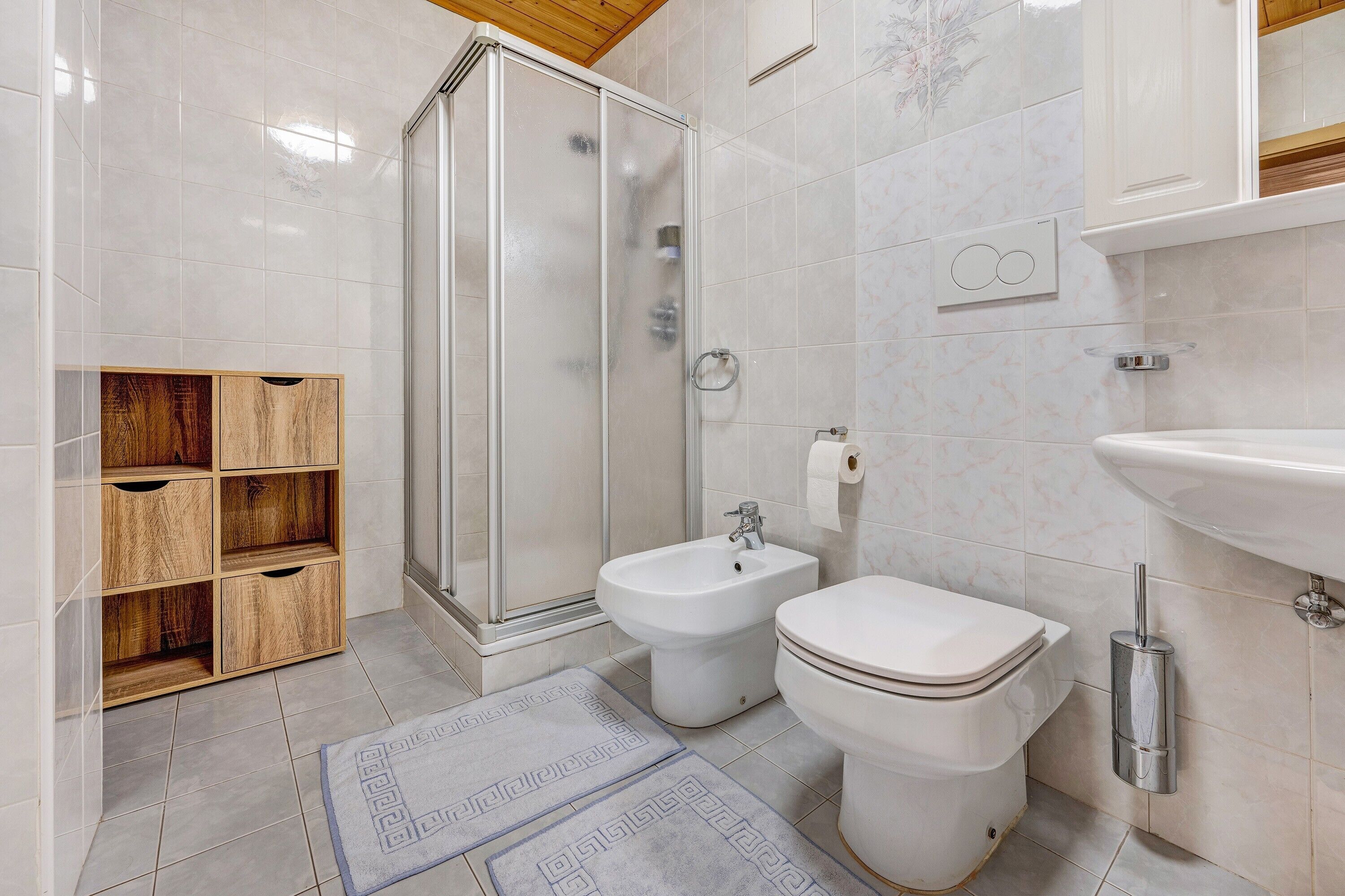 Baignoire, articles de toilette gratuits, sèche-cheveux