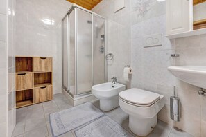 Bathtub, free toiletries, hair dryer, towels - Holiday Apartment "Sonnenschein" with Mountain View, Balcony & Wi-Fi (Mühlbach)