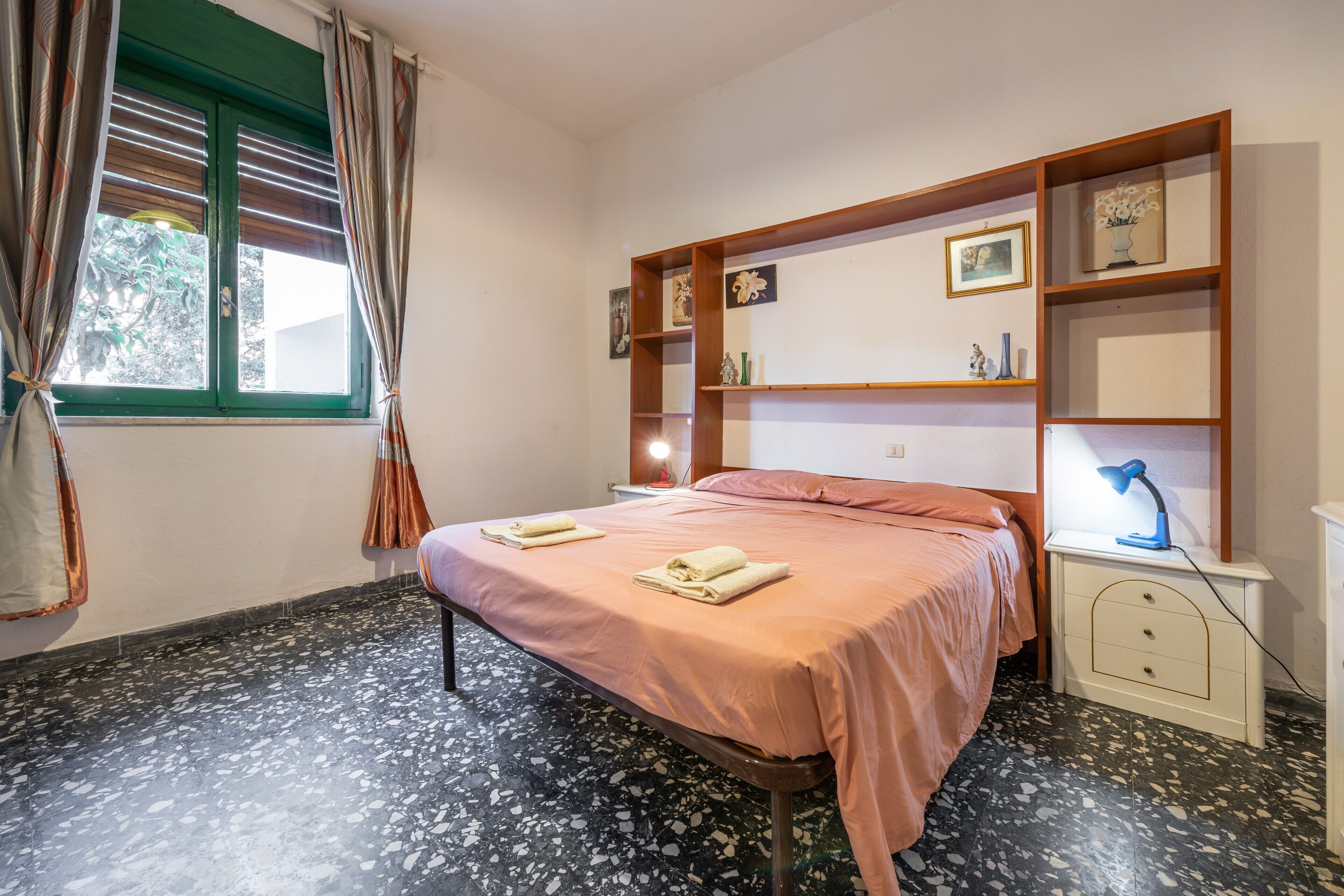 3 slaapkamers, een strijkplank/strijkijzer, gratis wifi, beddengoed