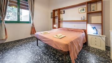 3 slaapkamers, een strijkplank/strijkijzer, gratis wifi, beddengoed