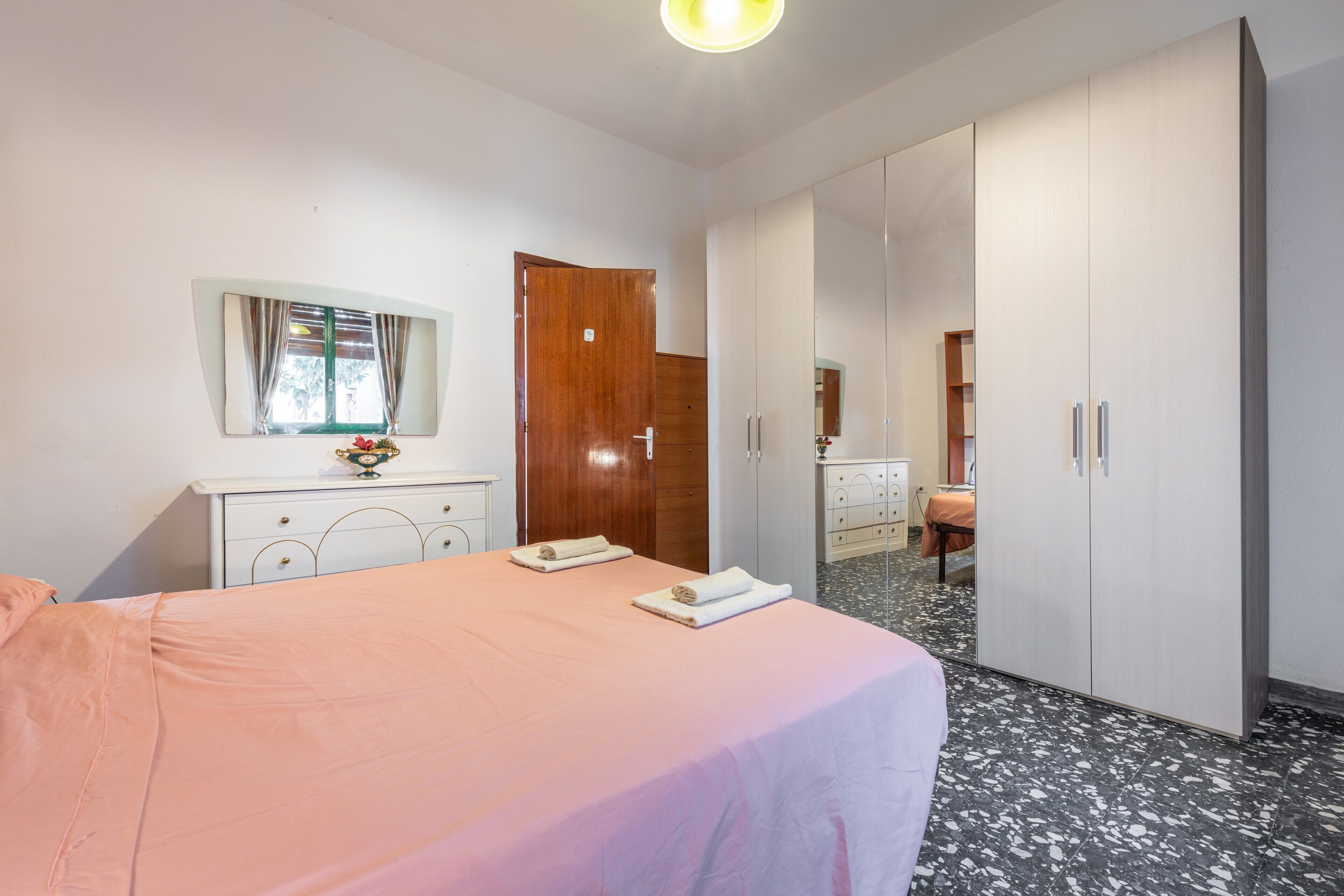 3 slaapkamers, een strijkplank/strijkijzer, gratis wifi, beddengoed