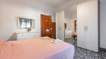 3 slaapkamers, een strijkplank/strijkijzer, gratis wifi, beddengoed