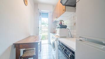 Réfrigérateur, plaque de cuisson, grille-pain