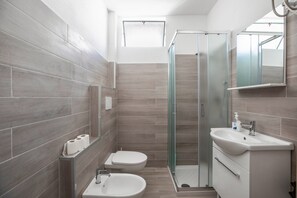 Dusche, Haartrockner, Handtücher