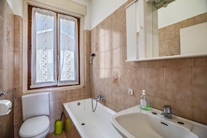 Tina, secadora de cabello, toallas 