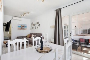TV - Vacation Home Casa Eri close to the Beach with Pool, Terrace & Wi-Fi (Corralejo)