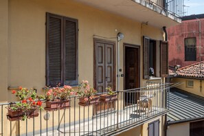 Exterior detail - GuestHost - Cozy, completely renovated 47sqm apartment located on the 3rd floor of a building WITHOUT elevator. The apartment is accessed via an external balcony overlooking the quiet internal courtyard.The accommodation is located in an excellent locati (Como)