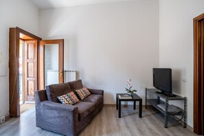 Living area - GuestHost - Cozy, completely renovated 47sqm apartment located on the 3rd floor of a building WITHOUT elevator. The apartment is accessed via an external balcony overlooking the quiet internal courtyard.The accommodation is located in an excellent locati (Como)