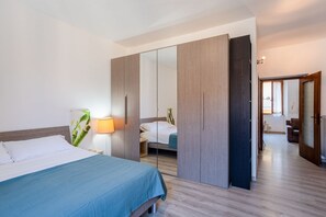 1 bedroom, WiFi - GuestHost - Cozy, completely renovated 47sqm apartment located on the 3rd floor of a building WITHOUT elevator. The apartment is accessed via an external balcony overlooking the quiet internal courtyard.The accommodation is located in an excellent locati (Como)
