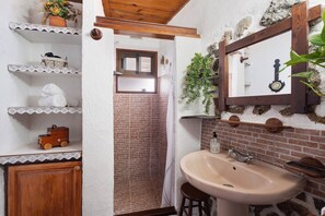 Suihku, hiustenkuivaaja, pyyhkeet