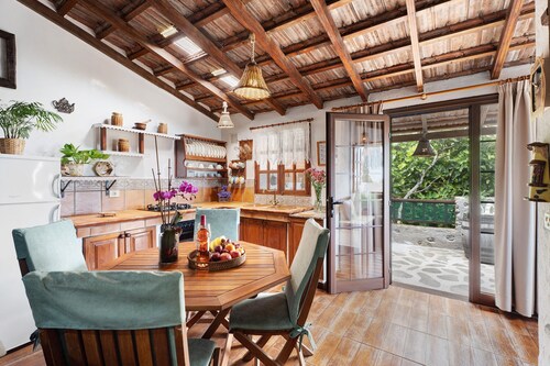 Ferienhaus 'Rosalía' mit Meerblick, Terrasse & WLAN