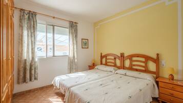 3 bedrooms, iron/ironing board, free WiFi, bed sheets