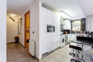 Een koelkast, een magnetron, een oven, een kookplaat