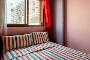 2 slaapkamers, een strijkplank/strijkijzer, gratis wifi, beddengoed