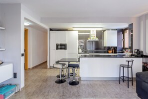 Een koelkast, een magnetron, een oven, een kookplaat