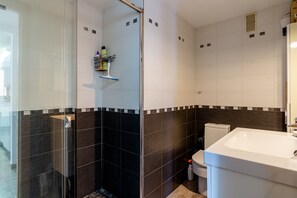 Dusj, hårføner og håndklær