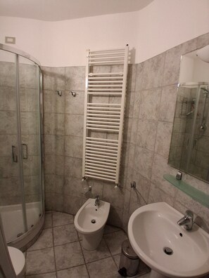 Shower, towels - Holiday Apartment '5 Mehari' with Balcony, A/C & Wi-Fi (Varigotti)