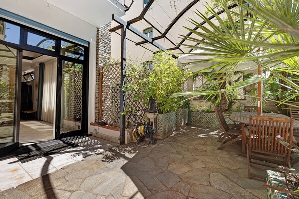 Outdoor dining - Holiday Apartment '4 Mehari with Private Garden, A/C & Wi-Fi (Varigotti)