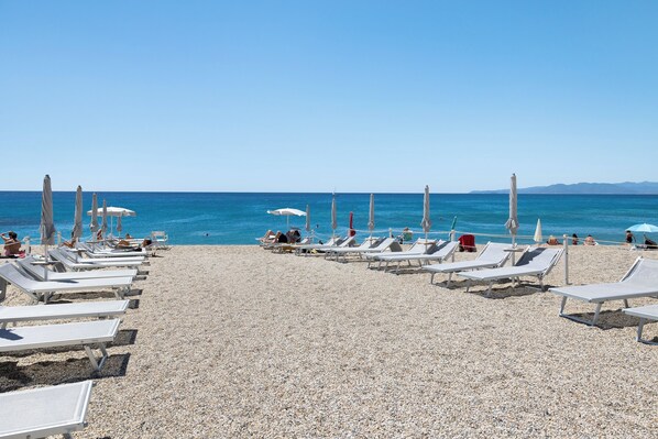 Una spiaggia nelle vicinanze