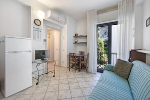 TV - Pet-Friendly Apartment "14 Mehari" with Balcony & Wi-Fi (Varigotti)