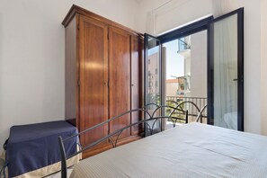 1 dormitorio, tabla de planchar con plancha, wifi gratis y ropa de cama