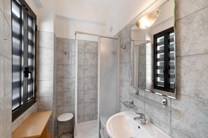 Een douche, handdoeken
