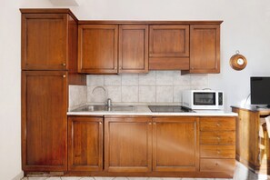 Kühlschrank, Herdplatte, Kochgeschirr/Geschirr/Besteck