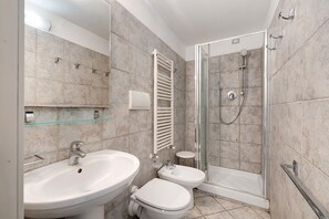 Een douche, handdoeken