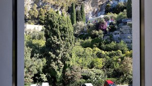 A mountainous landscape with dense greenery and a building with a blue roof. - Pet-Friendly Apartment "18 Mehari" with Balcony & Wi-Fi (Varigotti)