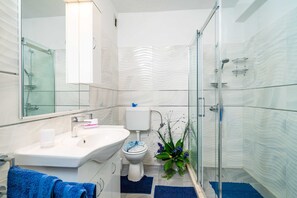 Apartment (Two Bedroom Apartment with Terrace an) | Badezimmer | Dusche, Handtücher