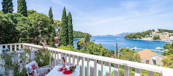 Apartments & Rooms Mara & Petrunjela