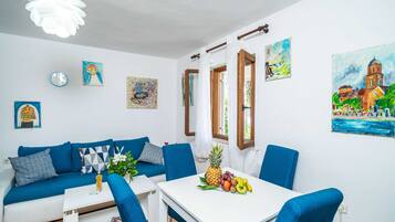 Apartment (One Bedroom Apartment with Terrace an) | Dining room