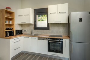 ثلاجة، ميكروويف، فرن، موقد طهي مسطح