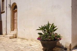 Exterior detail - Holiday Home 'Dimora Storica Maruggio' with Terrace & A/C (maruggio)