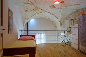 Room - Holiday Home 'Dimora Storica Maruggio' with Terrace & A/C (maruggio)