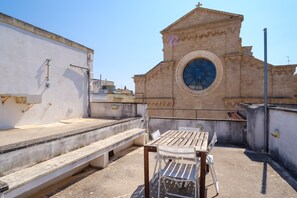 Outdoor dining - Holiday Home 'Dimora Storica Maruggio' with Terrace & A/C (maruggio)