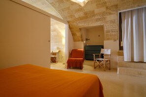 1 bedroom, bed sheets