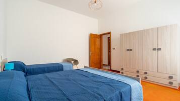 4 bedrooms, iron/ironing board, bed sheets