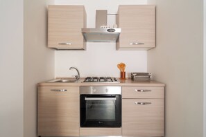 Kühlschrank, Ofen, Herdplatte, Wasserkocher mit Kaffee-/Teezubehör