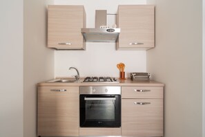 Fridge, oven, stovetop, coffee/tea maker